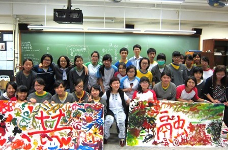 陳冬梅與同學展示其共同創作的作品