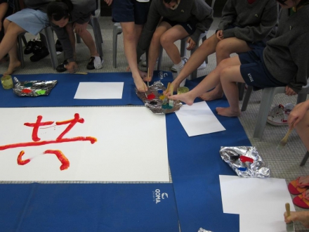 同學在陳冬梅的作品上以足代手繪畫 (2)