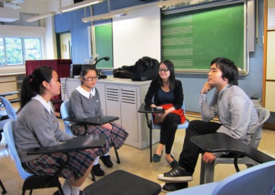 李昇和同學互相分享交流