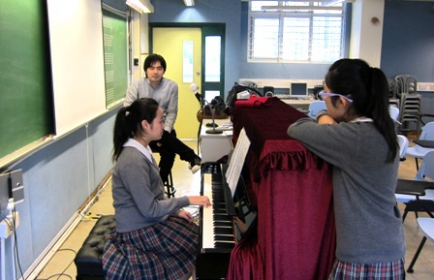 同學以鋼琴演奏其喜愛的樂曲