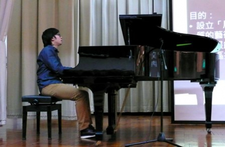 李昇在台上演奏鋼琴