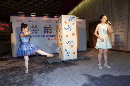 蕭凱欣與劉理盈開幕禮中為嘉賓帶來悅目歌聲及優美的舞蹈，攜手為藝術節揭開序幕。
