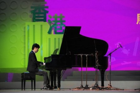 李軒彈奏經典鋼琴曲目，包括《雨滴》和《夜曲》，以紀念蕭邦誕生二百周年。