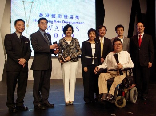 「展能藝術天使」高楠先生 (右二)、溫錦輝先生 (右三) 與本會主席林彩珠女士 (左四) 和其他「藝術教育獎」之得獎者合照。