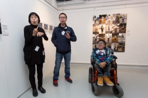 曾志浩先生(中)在藝術家分享會中分享他的感受