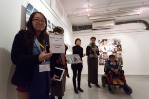 策展人鄭嬋琦女士(右二)在藝術家分享會中介紹展覽中的通達服務