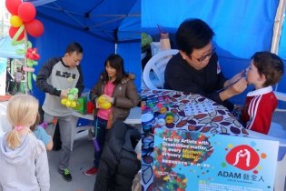 註冊展能藝術家 阮文偉(左)和黎惠珍 (右) 進行創意扭氣球及面部彩繪服務照片