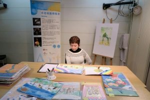 藝術家陳冬梅正在進行《感．足：感受成長》中小學生繪畫比賽的評審