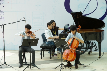 鄧卓謙與小提琴手古兆恆先生及大提琴手黃梓韜先生同台交流