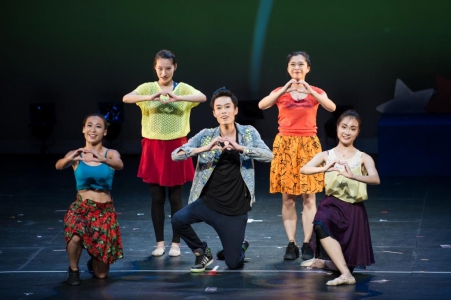 表演嘉賓－黃耀邦及4位舞者以舞蹈演譯《手心的太陽》