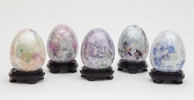 何玉珠彩繪瓷器作品《色彩繽紛陶瓷蛋（一套5件）》