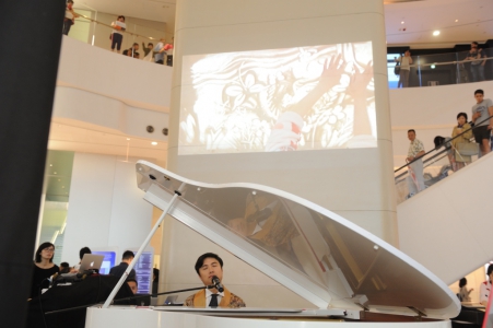 李軒演繹《夢》一曲，趙惠芝即時繪畫沙畫回應。